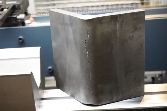 彎曲高速鋼的挑戰(zhàn)之一是，當(dāng)使用具有太小的 V 形開口的模具彎曲這種材料時，沿外側(cè)彎曲半徑可能會出現(xiàn)裂紋